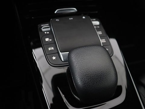 Mercedes-Benz A-Klasse 180 Business Solution | Carplay | Camera | Adaptive cruise | Automaat | Navigatie | Lane asssist | LED | Stoelverwarming