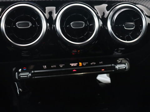 Mercedes-Benz A-Klasse 180 Business Solution | Carplay | Camera | Adaptive cruise | Automaat | Navigatie | Lane asssist | LED | Stoelverwarming
