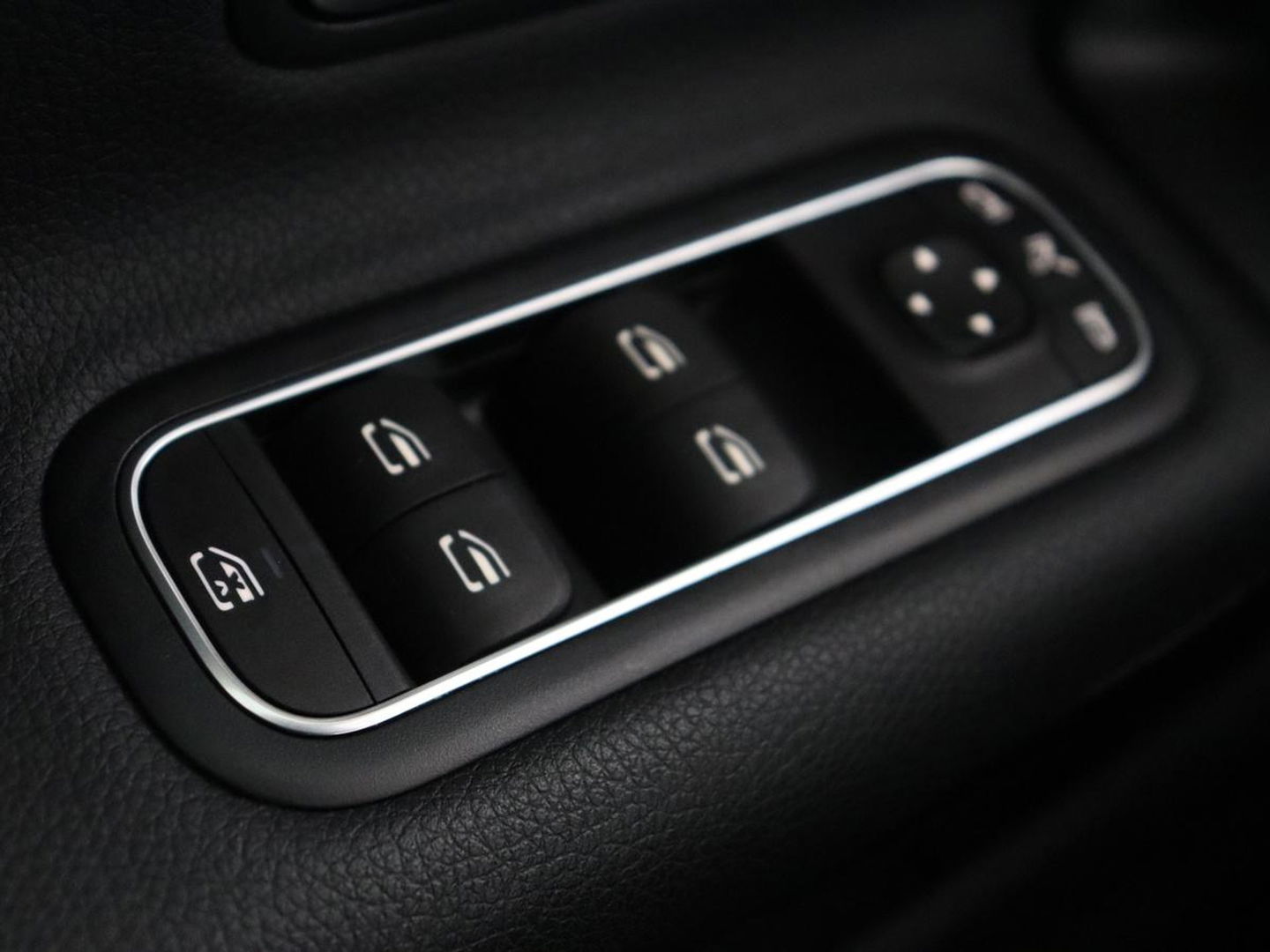 Mercedes-Benz A-Klasse 180 Business Solution | Carplay | Camera | Adaptive cruise | Automaat | Navigatie | Lane asssist | LED | Stoelverwarming