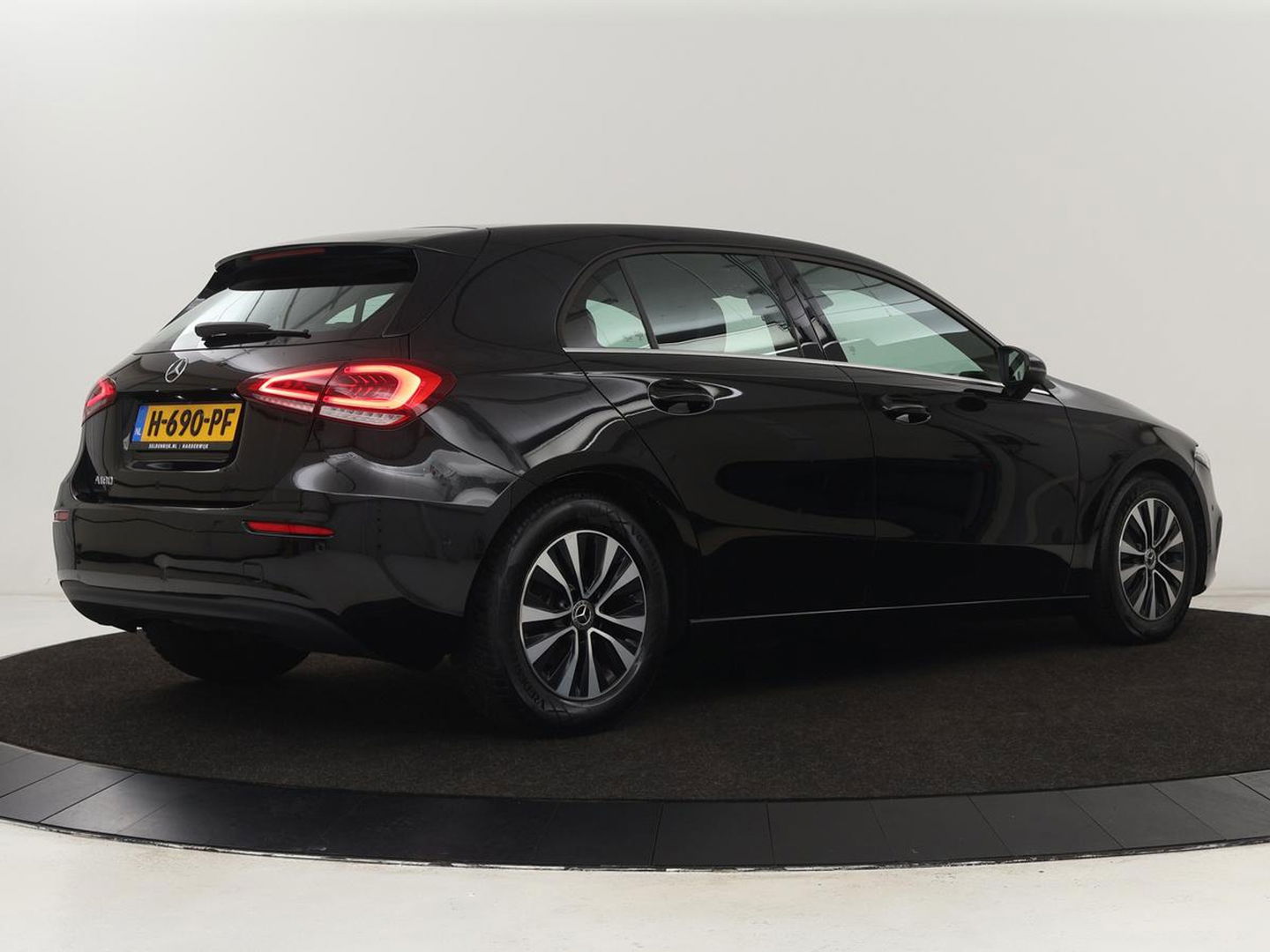 Mercedes-Benz A-Klasse 180 Business Solution | Carplay | Camera | Adaptive cruise | Automaat | Navigatie | Lane asssist | LED | Stoelverwarming