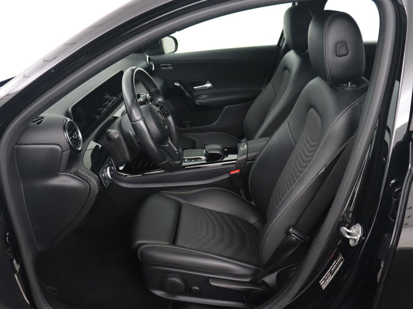 Mercedes-Benz A-Klasse 180 Business Solution | Carplay | Camera | Adaptive cruise | Automaat | Navigatie | Lane asssist | LED | Stoelverwarming
