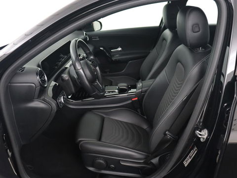 Mercedes-Benz A-Klasse 180 Business Solution | Carplay | Camera | Adaptive cruise | Automaat | Navigatie | Lane asssist | LED | Stoelverwarming