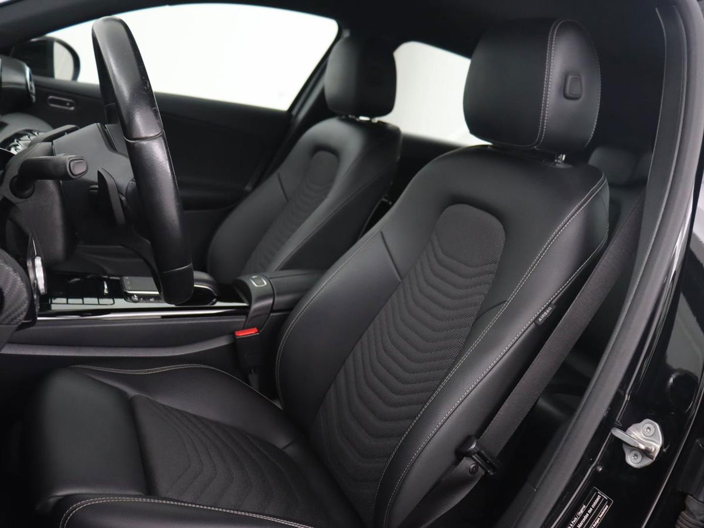 Mercedes-Benz A-Klasse 180 Business Solution | Carplay | Camera | Adaptive cruise | Automaat | Navigatie | Lane asssist | LED | Stoelverwarming