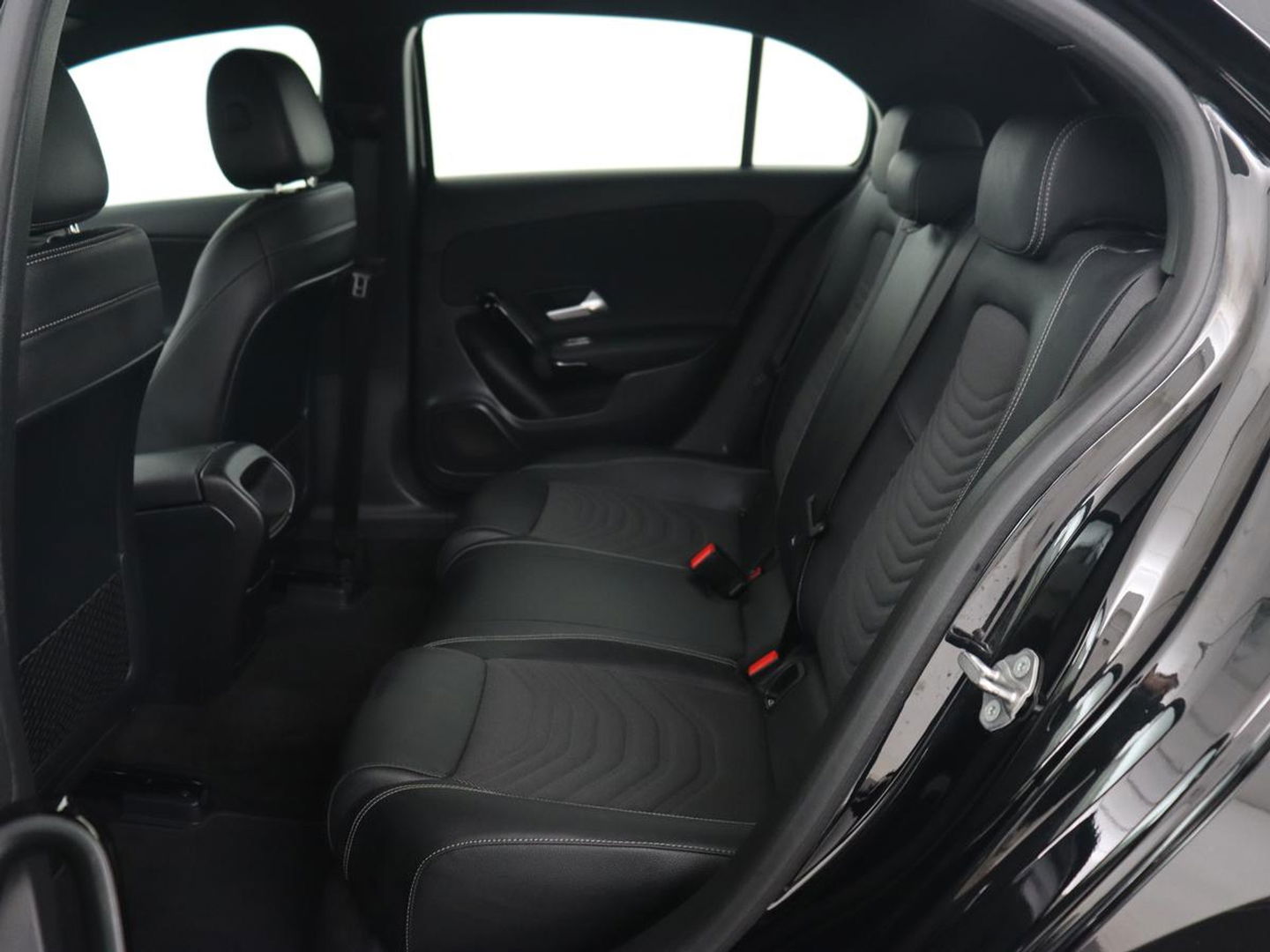 Mercedes-Benz A-Klasse 180 Business Solution | Carplay | Camera | Adaptive cruise | Automaat | Navigatie | Lane asssist | LED | Stoelverwarming