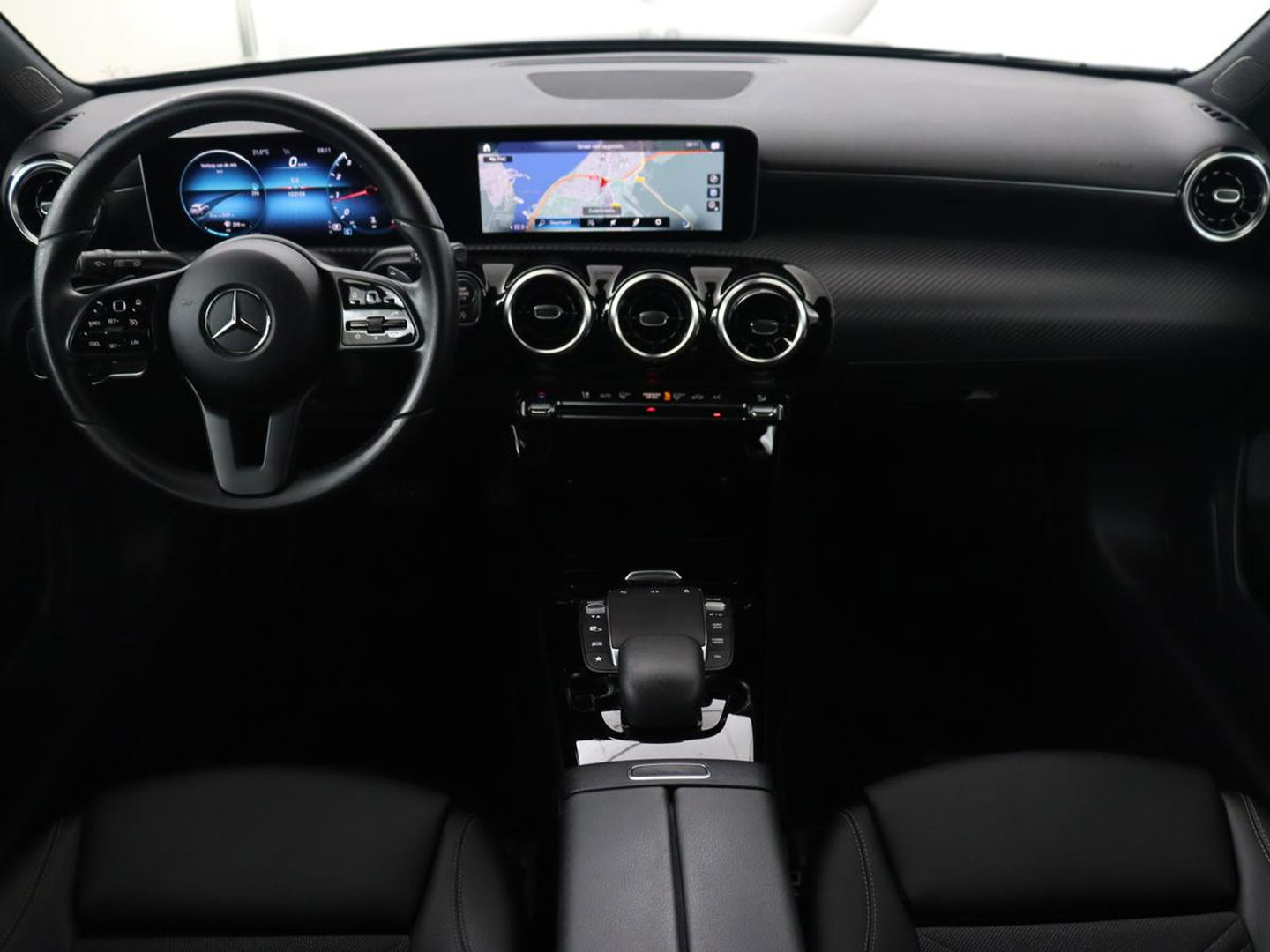 Mercedes-Benz A-Klasse 180 Business Solution | Carplay | Camera | Adaptive cruise | Automaat | Navigatie | Lane asssist | LED | Stoelverwarming