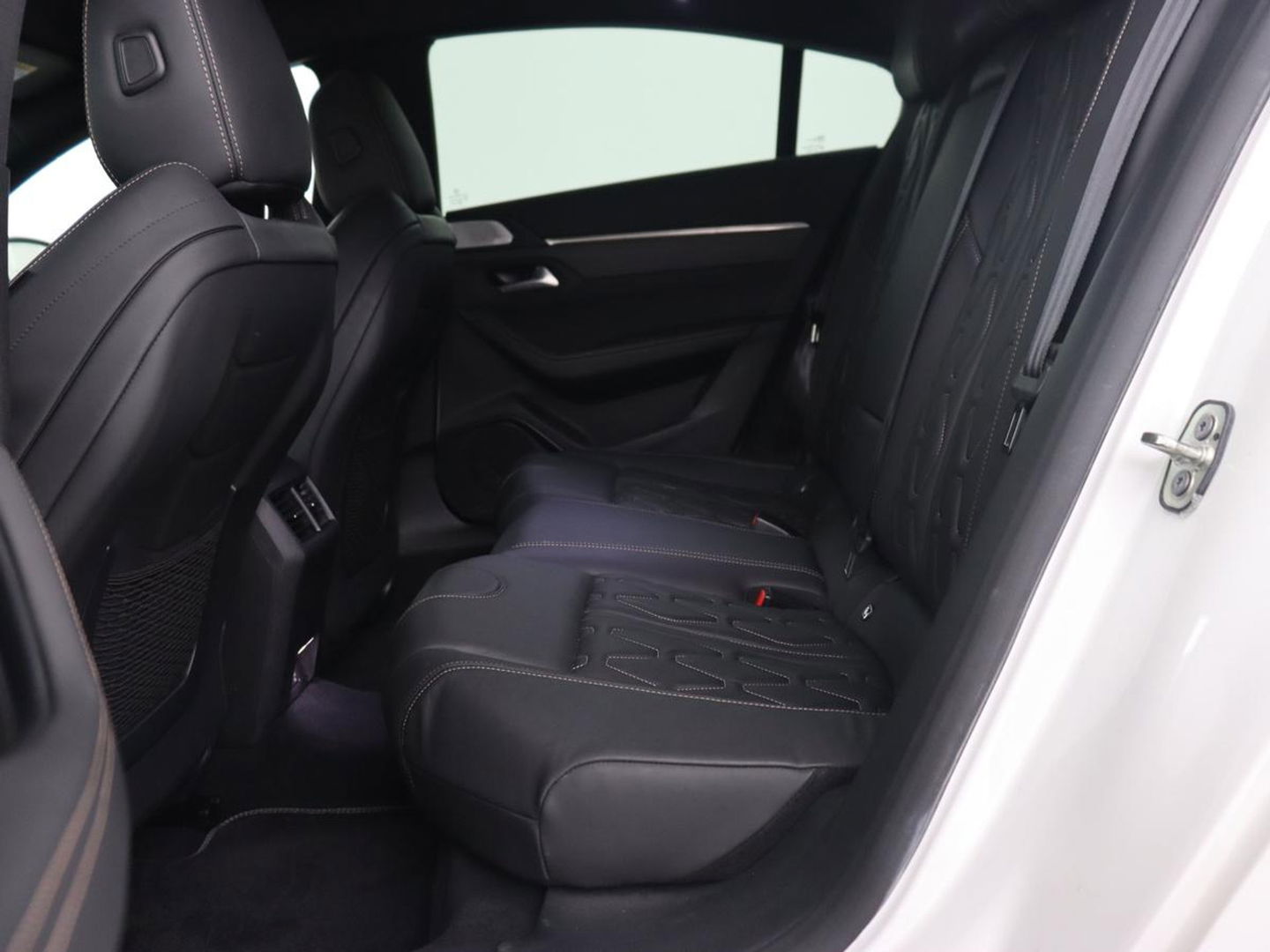 Peugeot 508 1.6 HYbrid 225 GT | Leder | Focal Sound | Stoelverwarming | Adaptive cruise | Carplay | Massage | Memory | Navigatie | PHEV | Plug In