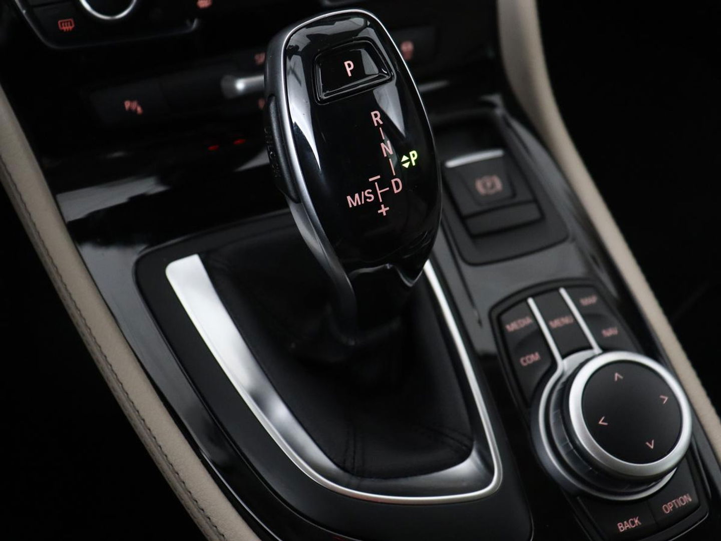 BMW 2 Serie Gran Tourer 218i High Executive Edition | 7-persoons | Automaat | Camera | Sfeerverlichting | Carplay | Cruise Control | Stoelverwarming | LED | Leder | Climate controle