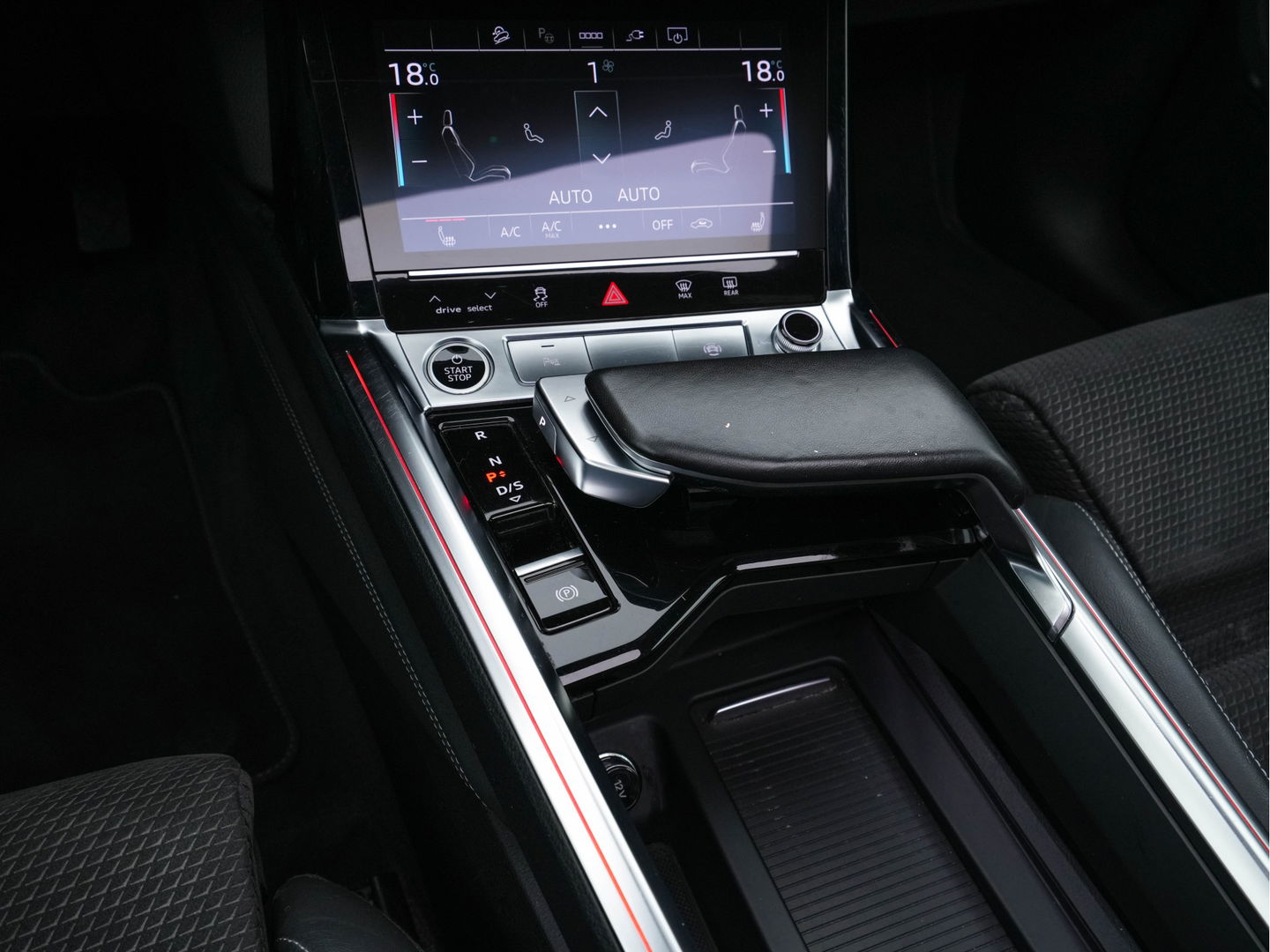 Audi e-tron Sportback 50 Quattro S-line Edition 71 kWh [ 3-Fase ] { SOH-100%} (INCL-BTW) *PANO | LEATHER-FABRIC | FULL-LED | ADAPTIVE-CRUISE | MEMORY-PACK | AIR-SUSPENSION | DIGI-COCKPIT | HEATED-SPORTSEATS | NAVI-FULLMAP | ECC | PDC | CRUISE | 20''ALU*