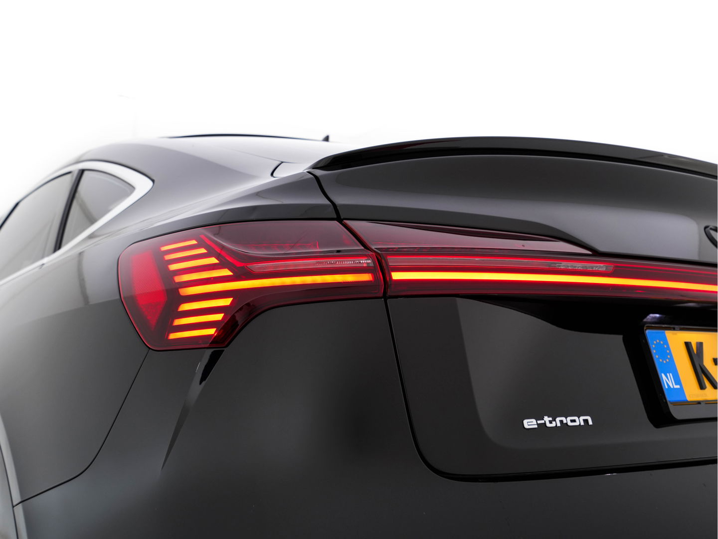 Audi e-tron Sportback 50 Quattro S-line Edition 71 kWh [ 3-Fase ] { SOH-100%} (INCL-BTW) *PANO | LEATHER-FABRIC | FULL-LED | ADAPTIVE-CRUISE | MEMORY-PACK | AIR-SUSPENSION | DIGI-COCKPIT | HEATED-SPORTSEATS | NAVI-FULLMAP | ECC | PDC | CRUISE | 20''ALU*
