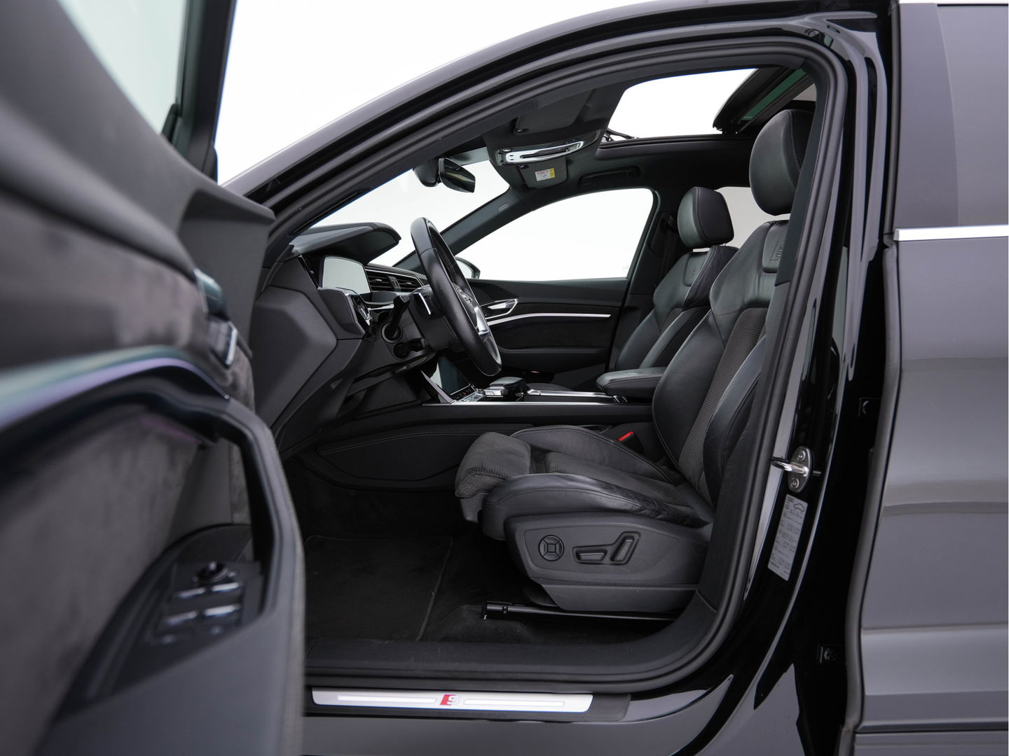 Audi e-tron Sportback 50 Quattro S-line Edition 71 kWh [ 3-Fase ] { SOH-100%} (INCL-BTW) *PANO | LEATHER-FABRIC | FULL-LED | ADAPTIVE-CRUISE | MEMORY-PACK | AIR-SUSPENSION | DIGI-COCKPIT | HEATED-SPORTSEATS | NAVI-FULLMAP | ECC | PDC | CRUISE | 20''ALU*