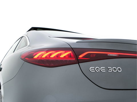 Mercedes-Benz EQE 300 Business Line 89 kWh [ 3-Fase ] (INCL-BTW) *HEATPUMP | PANO | LUXURY-LEATHER | FULL-LED | ADAPTIVE-CRUISE | DIGI-COCKPIT | MBUX-NAVI | HEATED-COMFORTSEATS | KEYLESS | SHIFT-PADDLES | ECC | PDC |  19"ALU*