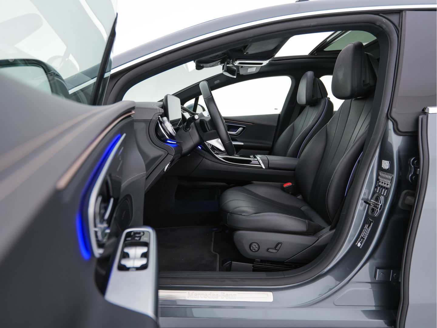 Mercedes-Benz EQE 300 Business Line 89 kWh [ 3-Fase ] (INCL-BTW) *HEATPUMP | PANO | LUXURY-LEATHER | FULL-LED | ADAPTIVE-CRUISE | DIGI-COCKPIT | MBUX-NAVI | HEATED-COMFORTSEATS | KEYLESS | SHIFT-PADDLES | ECC | PDC |  19"ALU*