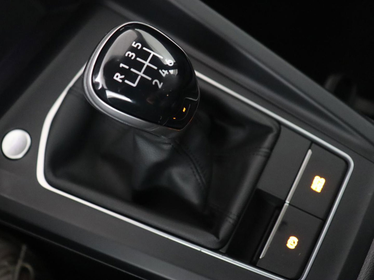 Volkswagen Golf 1.5 TSI | Carplay | Navigatie | Sfeerverlichting | Memory | Sportstoelen | Stoelverwarming | LED | Lane assist | Adaptive cruise | Climate control
