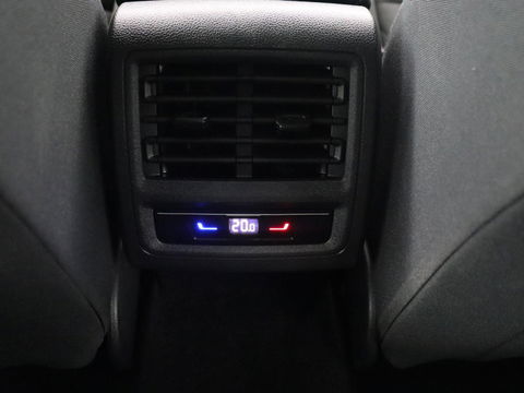 Volkswagen Golf 1.5 TSI | Carplay | Navigatie | Sfeerverlichting | Memory | Sportstoelen | Stoelverwarming | LED | Lane assist | Adaptive cruise | Climate control