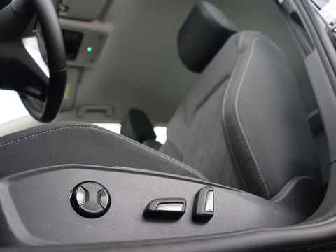 Volkswagen Golf 1.5 TSI | Carplay | Navigatie | Sfeerverlichting | Memory | Sportstoelen | Stoelverwarming | LED | Lane assist | Adaptive cruise | Climate control