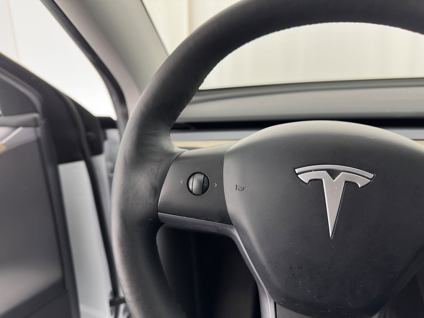 Tesla Model Y RWD 58 kWh [ 3-Fase ] {SOH-93%} (INCL-BTW) Aut. *PANO | AUTO-PILOT | LUXURY-LEATHER | TOP-VIEW | NAVI-FULLMAP | MATRIX-LED | DIGI-COCKPIT | KEYLESS | CAMERA | DAB+ | HEATED-COMFORTSEATS | PRIVACY-GLASS*