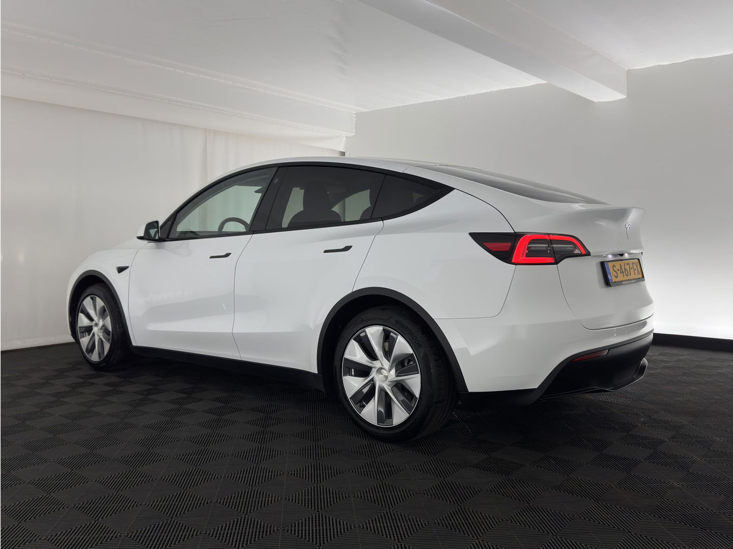 Tesla Model Y RWD 58 kWh [ 3-Fase ] {SOH-93%} (INCL-BTW) Aut. *PANO | AUTO-PILOT | LUXURY-LEATHER | TOP-VIEW | NAVI-FULLMAP | MATRIX-LED | DIGI-COCKPIT | KEYLESS | CAMERA | DAB+ | HEATED-COMFORTSEATS | PRIVACY-GLASS*
