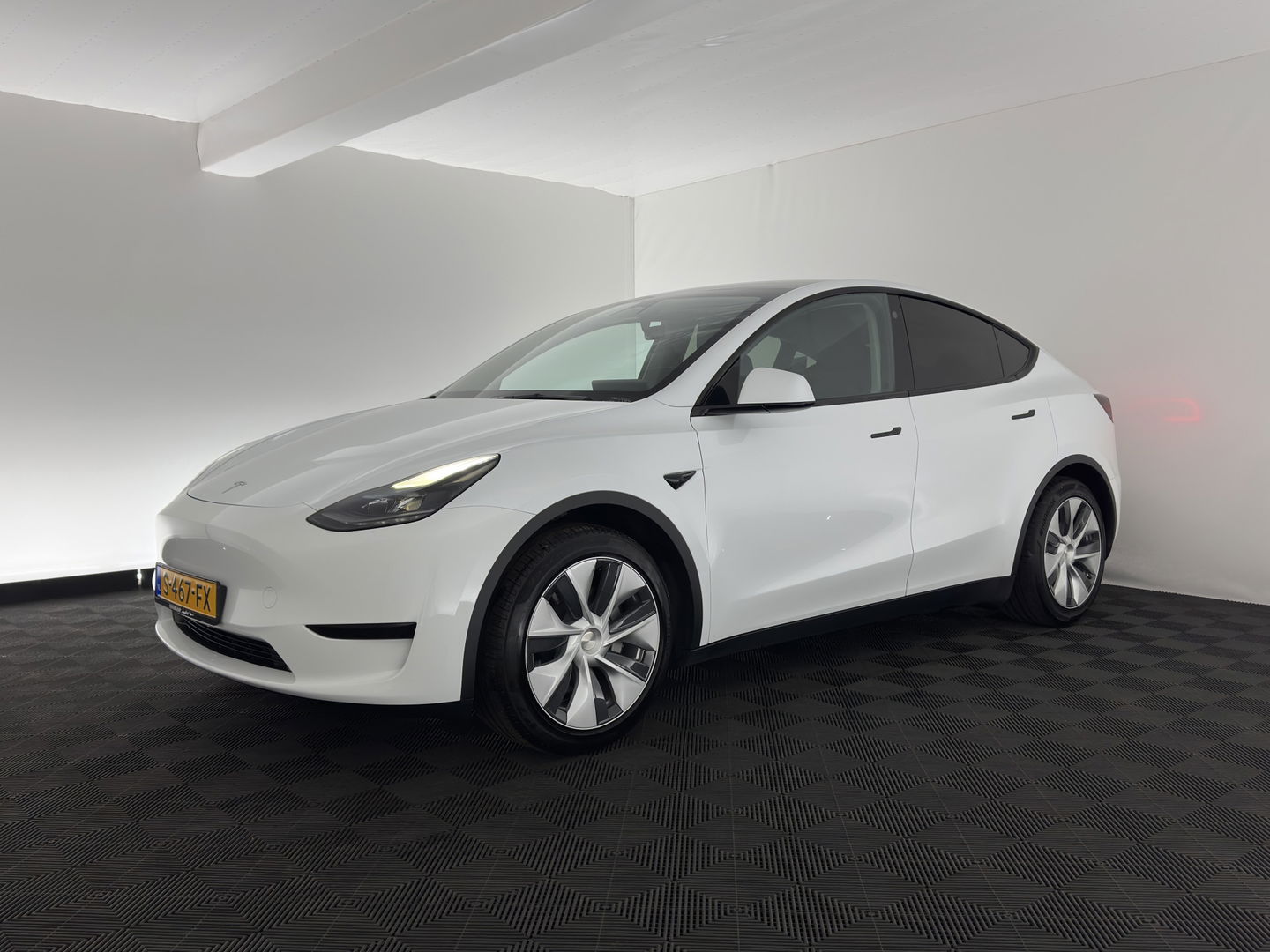 Tesla Model Y RWD 58 kWh [ 3-Fase ] {SOH-93%} (INCL-BTW) Aut. *PANO | AUTO-PILOT | LUXURY-LEATHER | TOP-VIEW | NAVI-FULLMAP | MATRIX-LED | DIGI-COCKPIT | KEYLESS | CAMERA | DAB+ | HEATED-COMFORTSEATS | PRIVACY-GLASS*