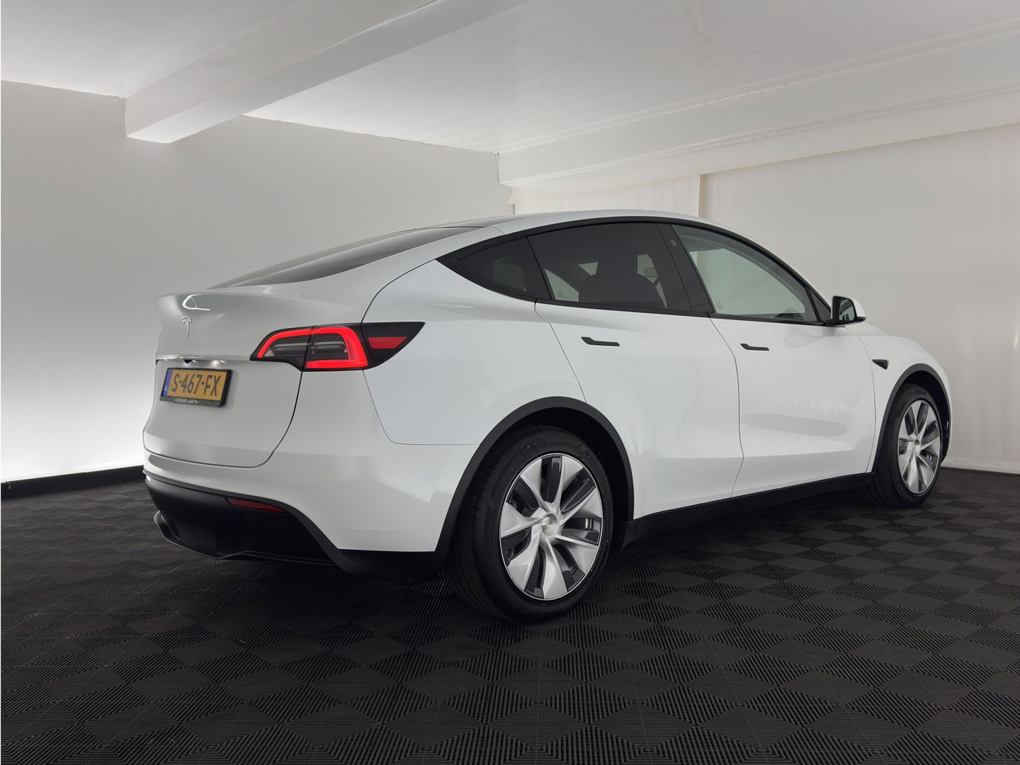 Tesla Model Y RWD 58 kWh [ 3-Fase ] {SOH-93%} (INCL-BTW) Aut. *PANO | AUTO-PILOT | LUXURY-LEATHER | TOP-VIEW | NAVI-FULLMAP | MATRIX-LED | DIGI-COCKPIT | KEYLESS | CAMERA | DAB+ | HEATED-COMFORTSEATS | PRIVACY-GLASS*