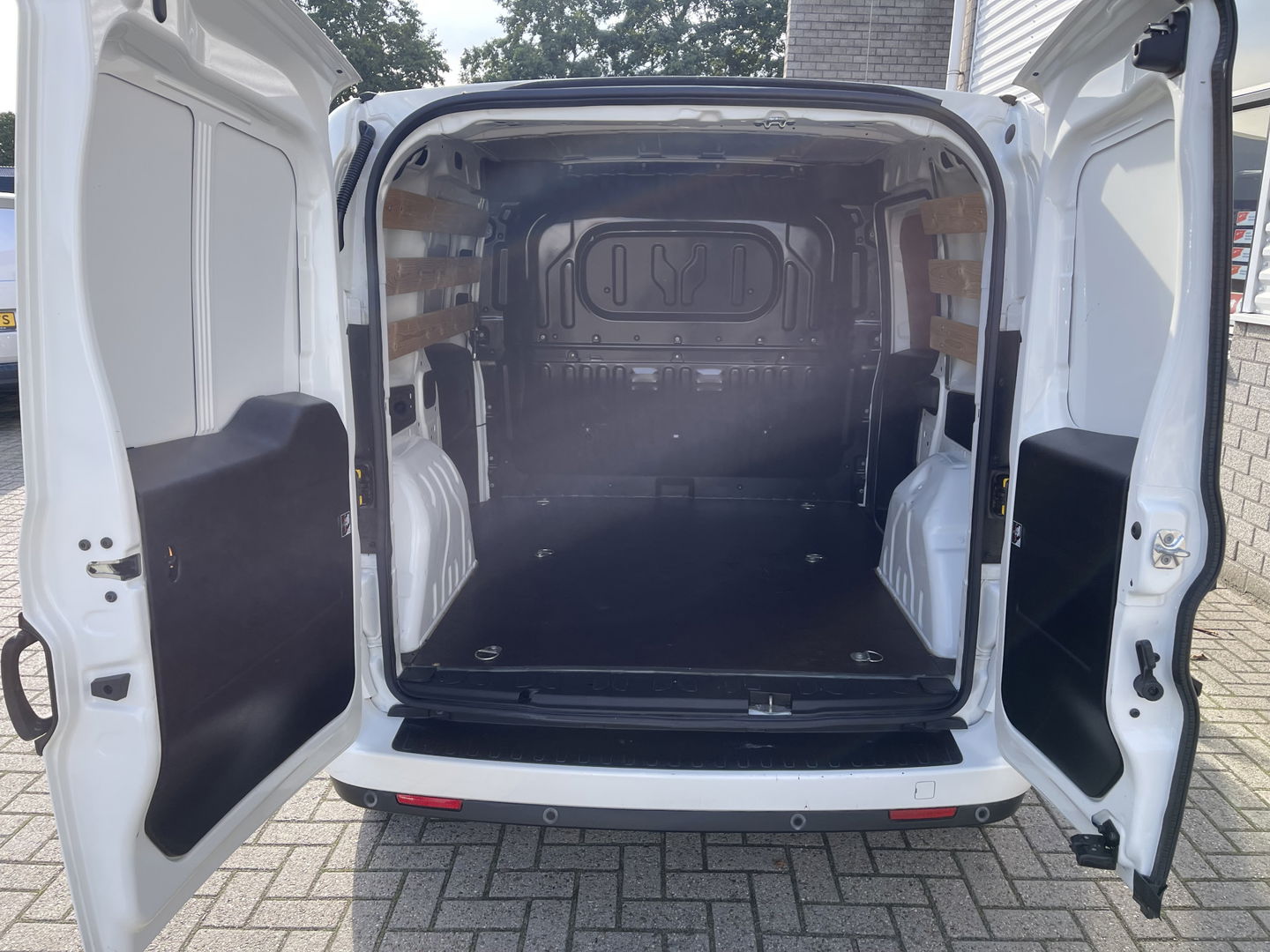 Opel Combo 1.3 CDTi 95pk L1H1 Sport / rijklaar € 8.950 ex btw / lease vanaf € 203 / airco / cruise / stoelverwarming / lichtmetalen velgen / pdc achter / euro 6 !