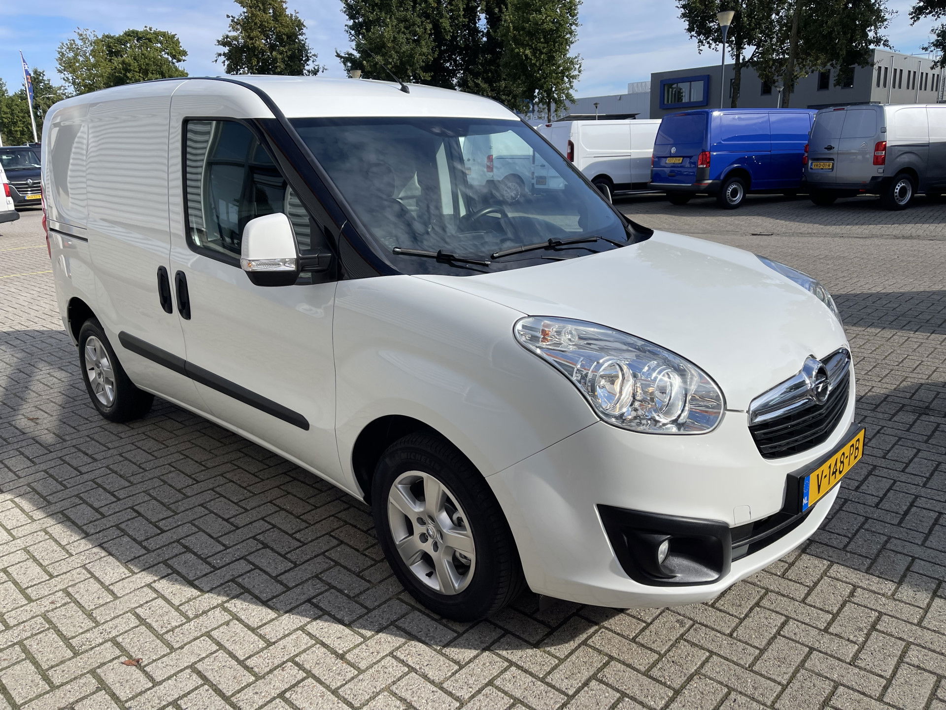 Opel Combo 1.3 CDTi 95pk L1H1 Sport / rijklaar € 8.950 ex btw / lease vanaf € 203 / airco / cruise / stoelverwarming / lichtmetalen velgen / pdc achter / euro 6 !