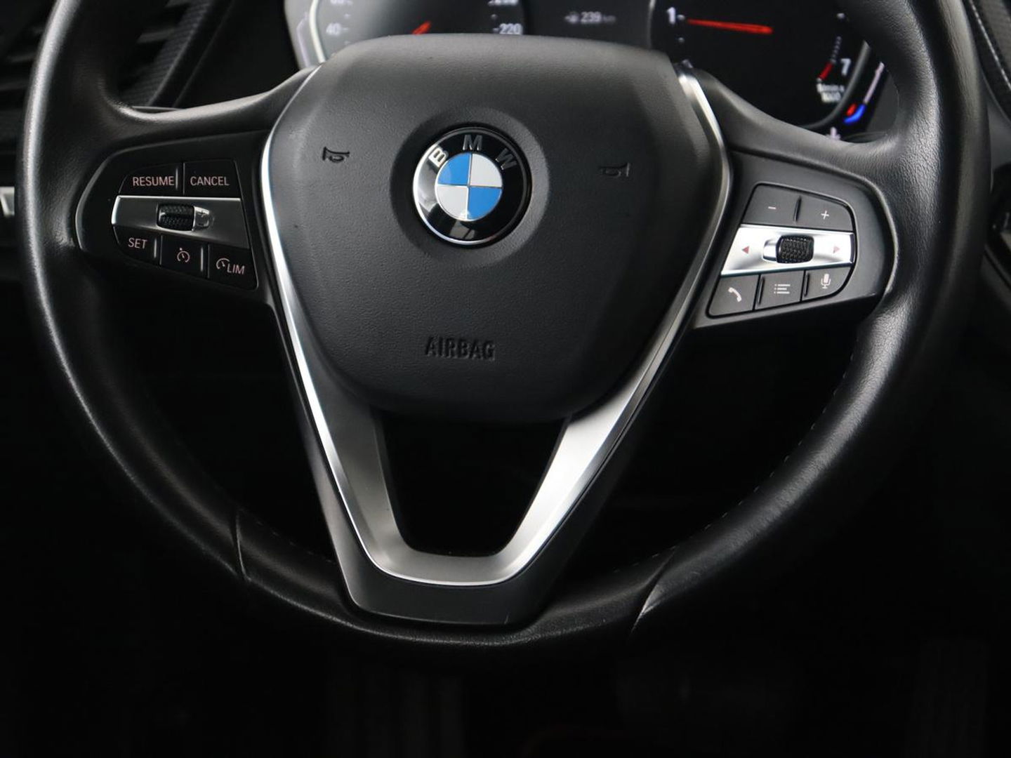 BMW 1-serie 118i High Executive | Sport line | Automaat | Carplay | Navigatie | DAB | Sfeerverlichting | Stoelverwarming | Climate controle | Cruise control | Half Leder