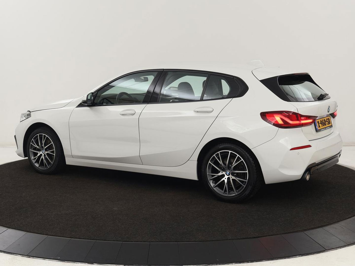 BMW 1-serie 118i High Executive | Sport line | Automaat | Carplay | Navigatie | DAB | Sfeerverlichting | Stoelverwarming | Climate controle | Cruise control | Half Leder