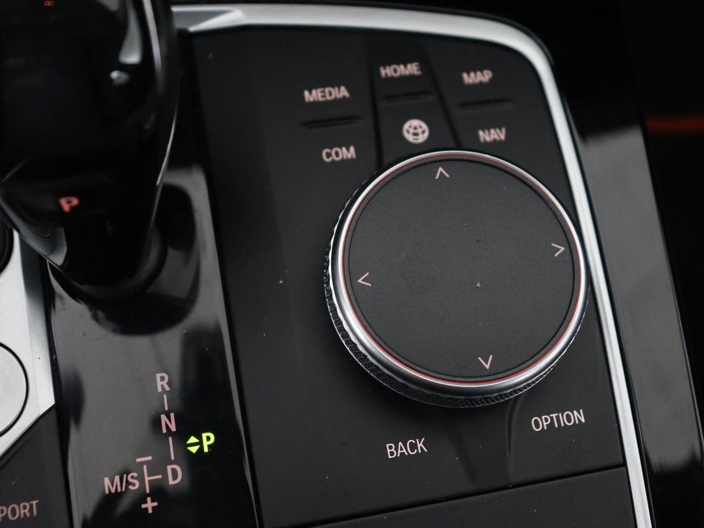 BMW 1-serie 118i High Executive | Sport line | Automaat | Carplay | Navigatie | DAB | Sfeerverlichting | Stoelverwarming | Climate controle | Cruise control | Half Leder