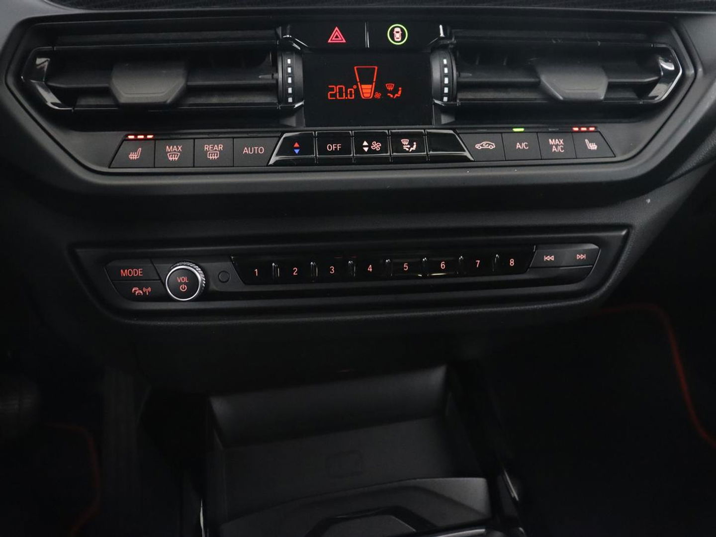 BMW 1-serie 118i High Executive | Sport line | Automaat | Carplay | Navigatie | DAB | Sfeerverlichting | Stoelverwarming | Climate controle | Cruise control | Half Leder