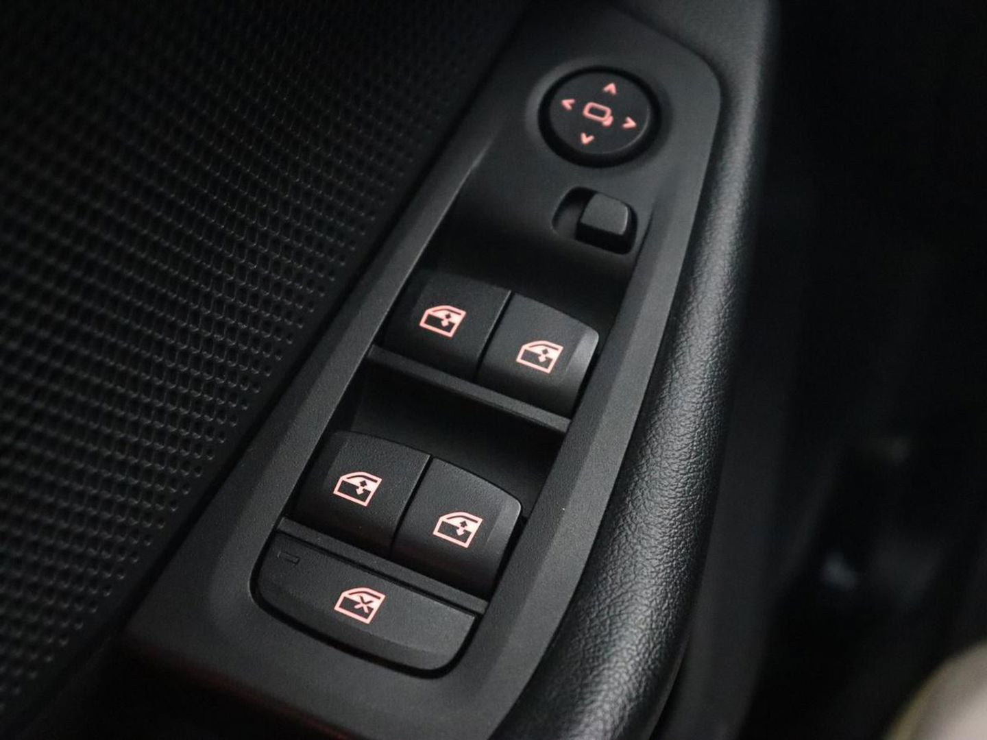 BMW 1-serie 118i High Executive | Sport line | Automaat | Carplay | Navigatie | DAB | Sfeerverlichting | Stoelverwarming | Climate controle | Cruise control | Half Leder