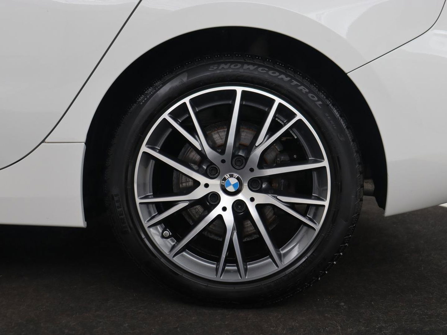 BMW 1-serie 118i High Executive | Sport line | Automaat | Carplay | Navigatie | DAB | Sfeerverlichting | Stoelverwarming | Climate controle | Cruise control | Half Leder