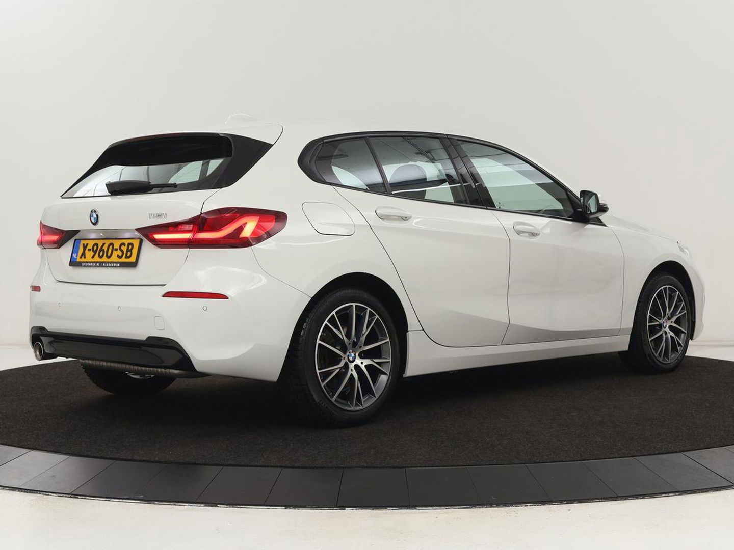 BMW 1-serie 118i High Executive | Sport line | Automaat | Carplay | Navigatie | DAB | Sfeerverlichting | Stoelverwarming | Climate controle | Cruise control | Half Leder