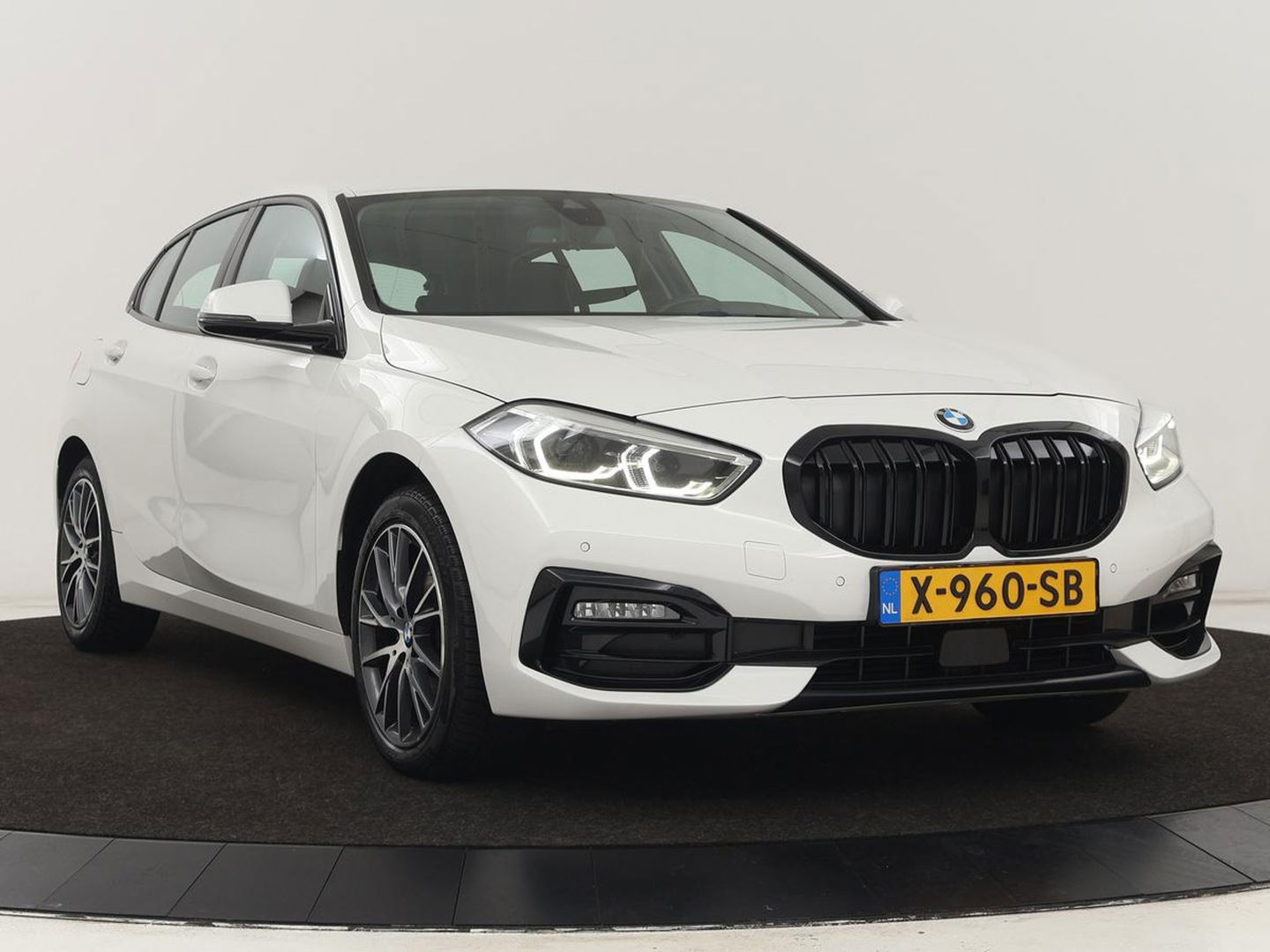 BMW 1-serie 118i High Executive | Sport line | Automaat | Carplay | Navigatie | DAB | Sfeerverlichting | Stoelverwarming | Climate controle | Cruise control | Half Leder