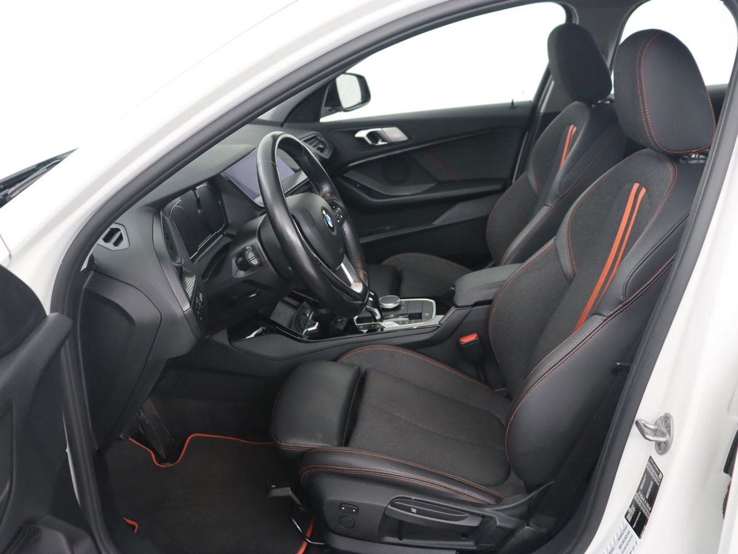 BMW 1-serie 118i High Executive | Sport line | Automaat | Carplay | Navigatie | DAB | Sfeerverlichting | Stoelverwarming | Climate controle | Cruise control | Half Leder
