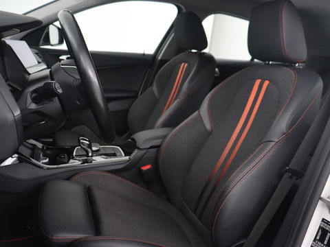 BMW 1-serie 118i High Executive | Sport line | Automaat | Carplay | Navigatie | DAB | Sfeerverlichting | Stoelverwarming | Climate controle | Cruise control | Half Leder