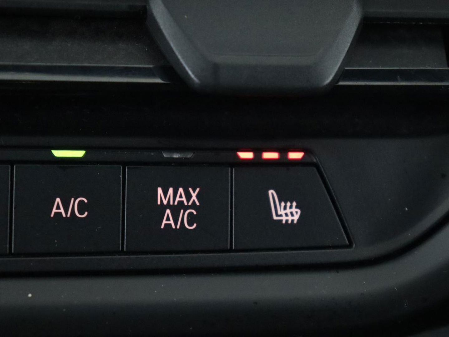 BMW 1-serie 118i High Executive | Sport line | Automaat | Carplay | Navigatie | DAB | Sfeerverlichting | Stoelverwarming | Climate controle | Cruise control | Half Leder