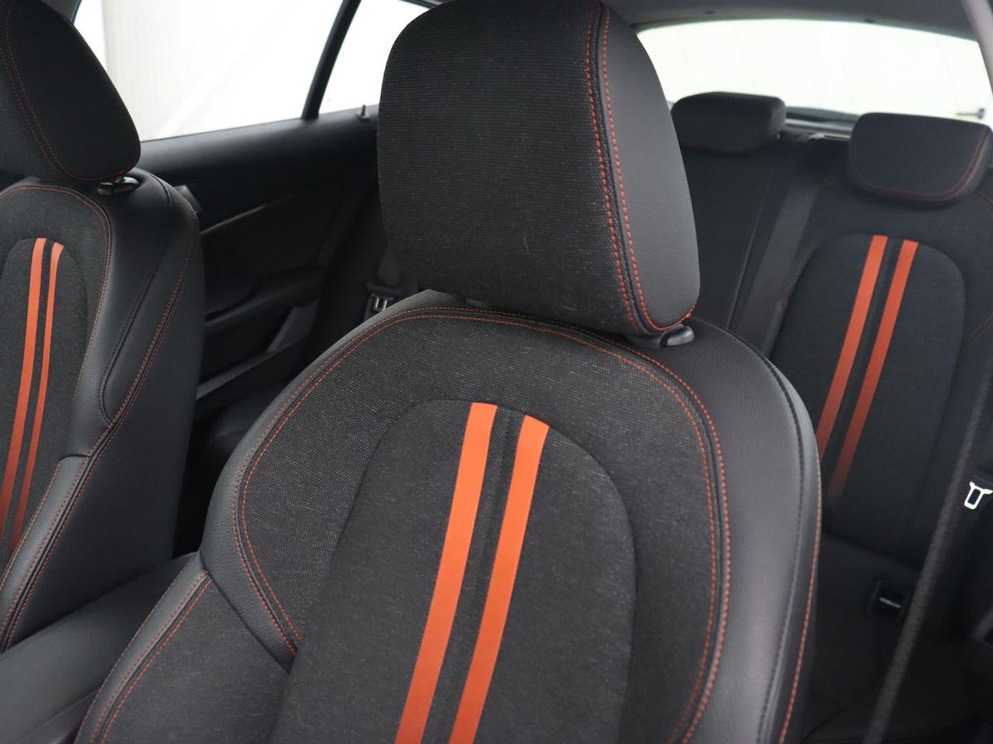 BMW 1-serie 118i High Executive | Sport line | Automaat | Carplay | Navigatie | DAB | Sfeerverlichting | Stoelverwarming | Climate controle | Cruise control | Half Leder