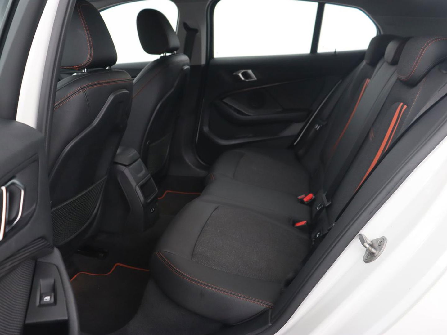 BMW 1-serie 118i High Executive | Sport line | Automaat | Carplay | Navigatie | DAB | Sfeerverlichting | Stoelverwarming | Climate controle | Cruise control | Half Leder