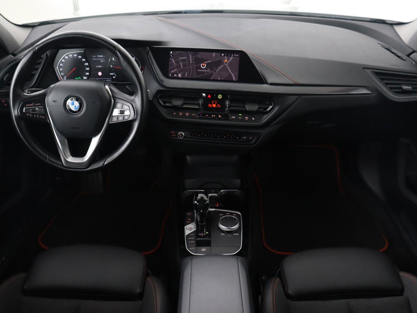 BMW 1-serie 118i High Executive | Sport line | Automaat | Carplay | Navigatie | DAB | Sfeerverlichting | Stoelverwarming | Climate controle | Cruise control | Half Leder
