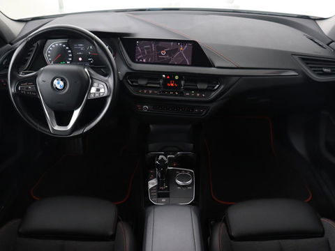 BMW 1-serie 118i High Executive | Sport line | Automaat | Carplay | Navigatie | DAB | Sfeerverlichting | Stoelverwarming | Climate controle | Cruise control | Half Leder