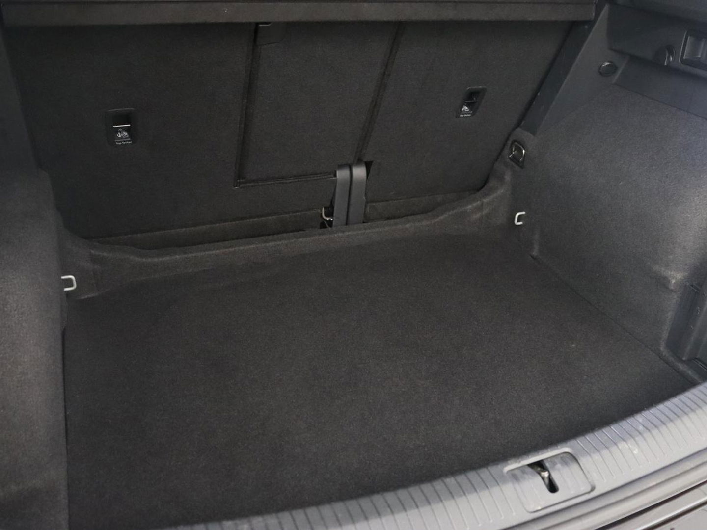 Volkswagen Tiguan 1.5 TSI R-Line Business+ | Automaat | Trekhaak | Carplay | Stoelverwarming | Stuurverwarming | Adaptive Cruise | LED | Sfeerverlichting | Climate controle | LMV 20 inch