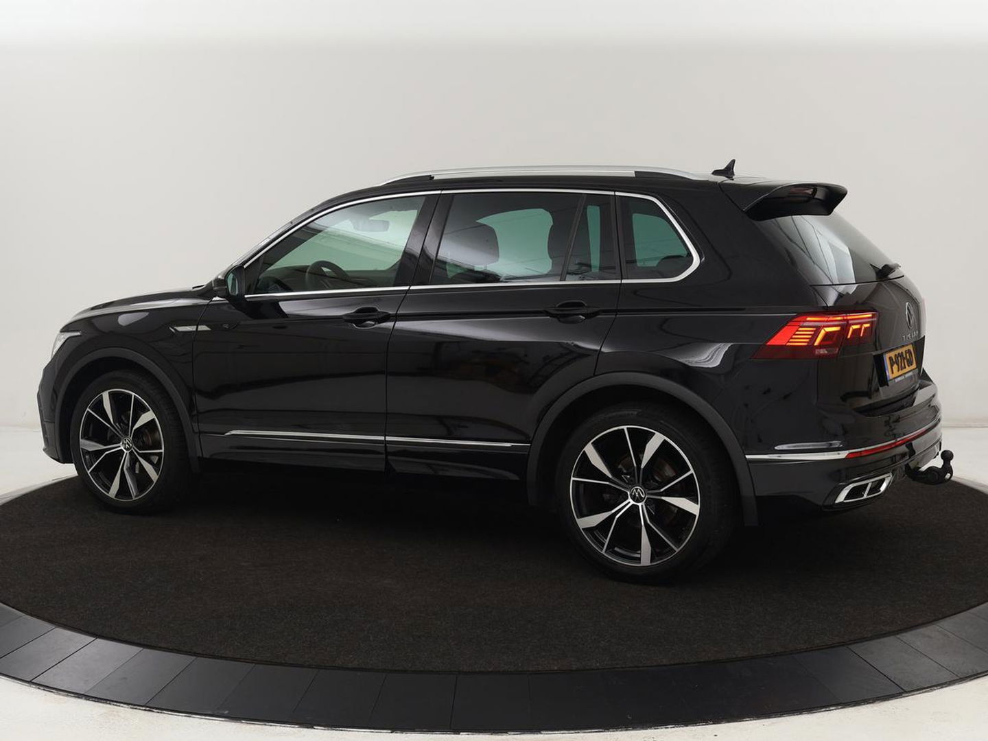 Volkswagen Tiguan 1.5 TSI R-Line Business+ | Automaat | Trekhaak | Carplay | Stoelverwarming | Stuurverwarming | Adaptive Cruise | LED | Sfeerverlichting | Climate controle | LMV 20 inch