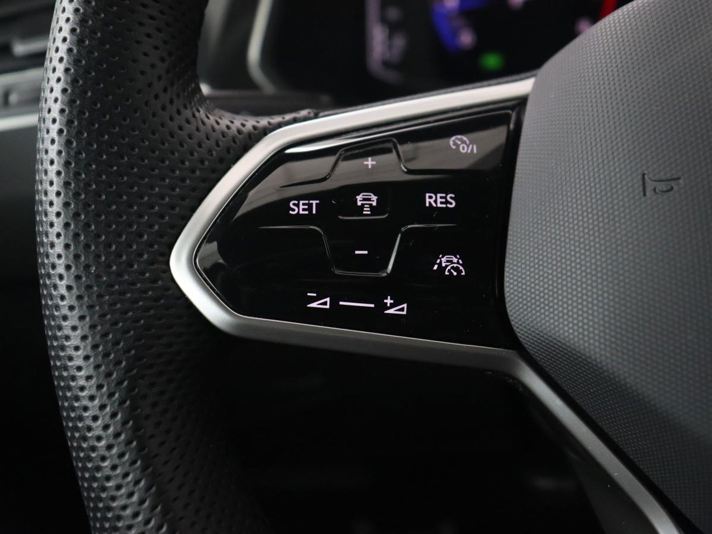 Volkswagen Tiguan 1.5 TSI R-Line Business+ | Automaat | Trekhaak | Carplay | Stoelverwarming | Stuurverwarming | Adaptive Cruise | LED | Sfeerverlichting | Climate controle | LMV 20 inch