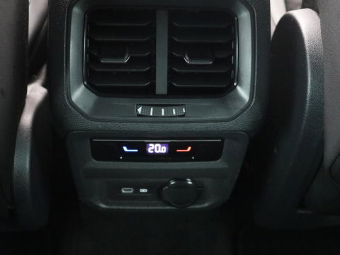 Volkswagen Tiguan 1.5 TSI R-Line Business+ | Automaat | Trekhaak | Carplay | Stoelverwarming | Stuurverwarming | Adaptive Cruise | LED | Sfeerverlichting | Climate controle | LMV 20 inch