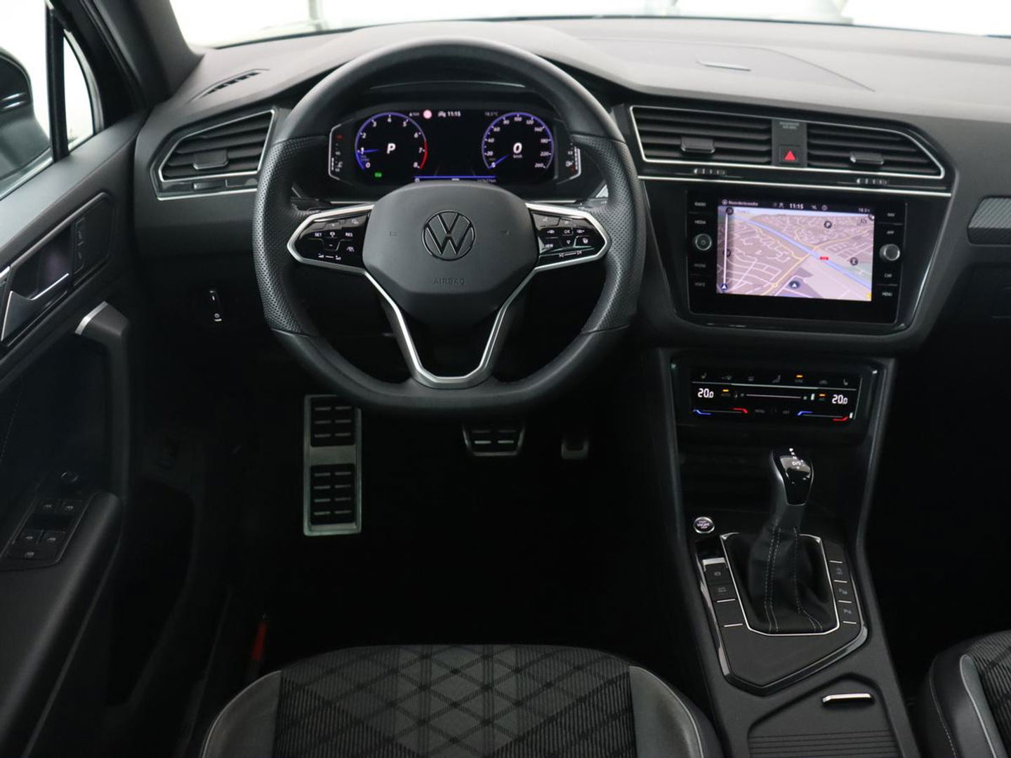 Volkswagen Tiguan 1.5 TSI R-Line Business+ | Automaat | Trekhaak | Carplay | Stoelverwarming | Stuurverwarming | Adaptive Cruise | LED | Sfeerverlichting | Climate controle | LMV 20 inch