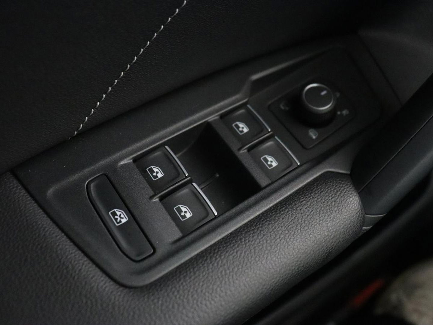 Volkswagen Tiguan 1.5 TSI R-Line Business+ | Automaat | Trekhaak | Carplay | Stoelverwarming | Stuurverwarming | Adaptive Cruise | LED | Sfeerverlichting | Climate controle | LMV 20 inch