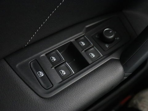Volkswagen Tiguan 1.5 TSI R-Line Business+ | Automaat | Trekhaak | Carplay | Stoelverwarming | Stuurverwarming | Adaptive Cruise | LED | Sfeerverlichting | Climate controle | LMV 20 inch