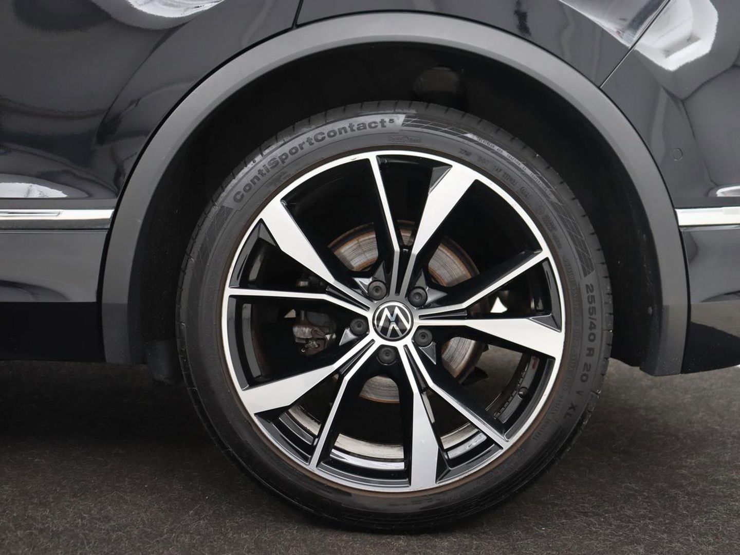 Volkswagen Tiguan 1.5 TSI R-Line Business+ | Automaat | Trekhaak | Carplay | Stoelverwarming | Stuurverwarming | Adaptive Cruise | LED | Sfeerverlichting | Climate controle | LMV 20 inch