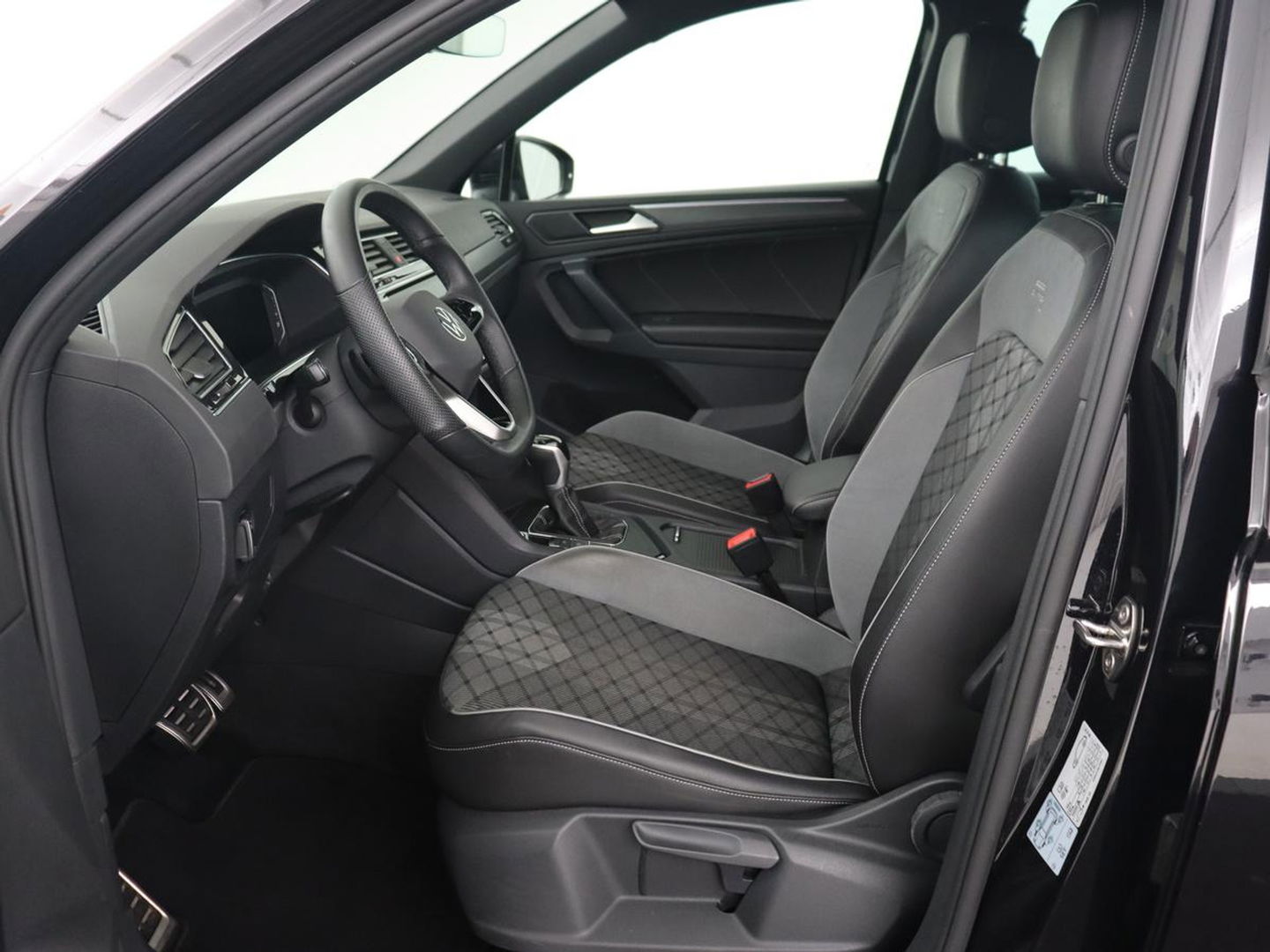 Volkswagen Tiguan 1.5 TSI R-Line Business+ | Automaat | Trekhaak | Carplay | Stoelverwarming | Stuurverwarming | Adaptive Cruise | LED | Sfeerverlichting | Climate controle | LMV 20 inch