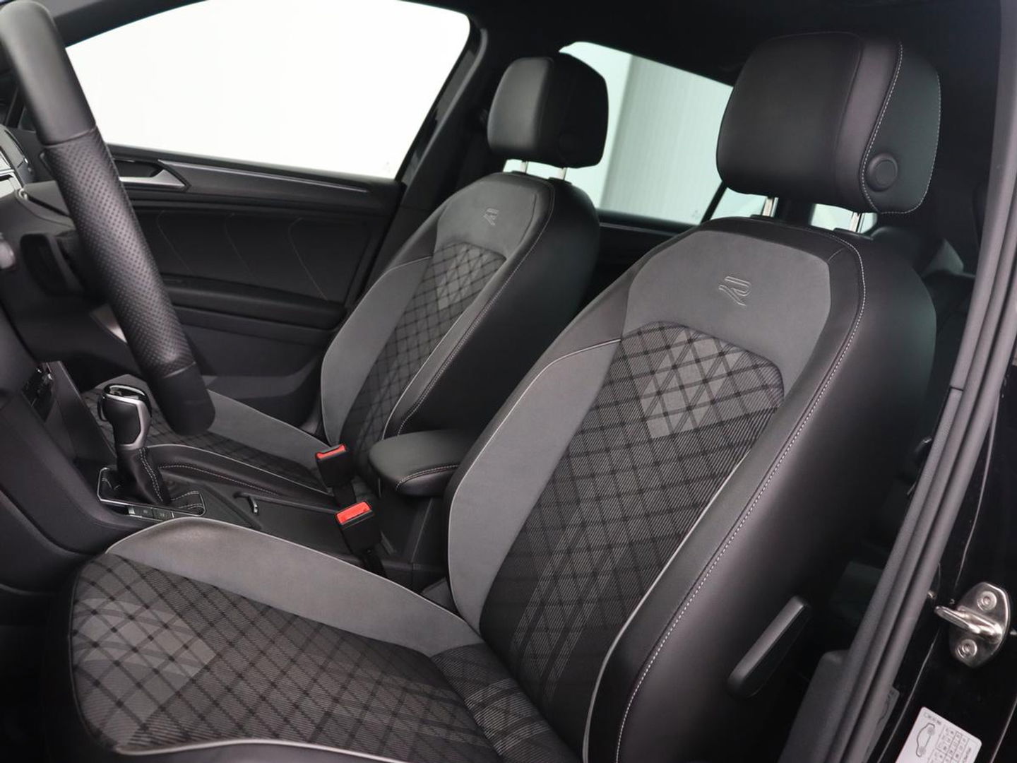 Volkswagen Tiguan 1.5 TSI R-Line Business+ | Automaat | Trekhaak | Carplay | Stoelverwarming | Stuurverwarming | Adaptive Cruise | LED | Sfeerverlichting | Climate controle | LMV 20 inch